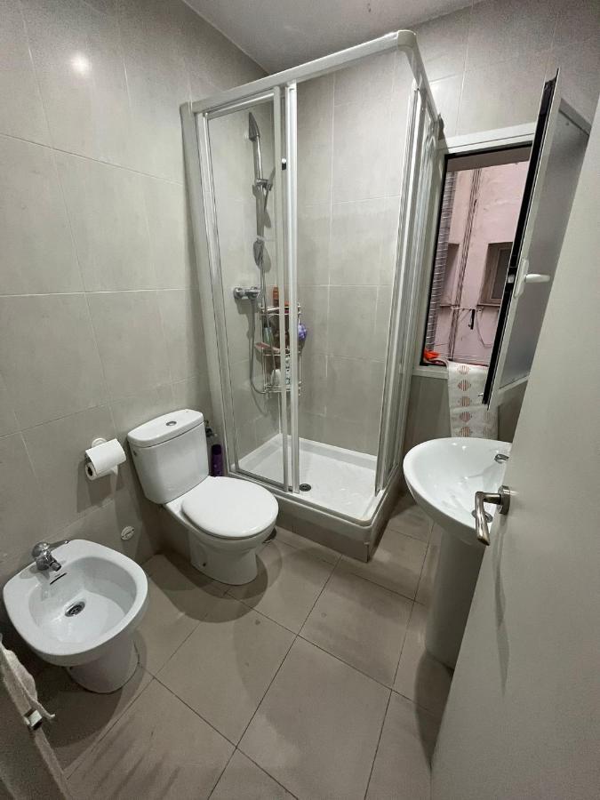habitación matrimonial en piso compartido en el centro de Madrid Exterior foto